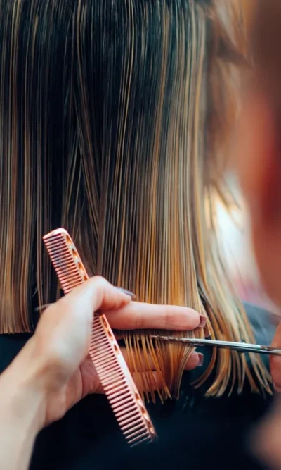 Hier werden die Spitzen geschnitten einer Kundin vom Coiffure Piazza.