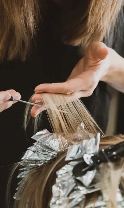 Hier wird ein ganz Kopf Folien Meche gemacht, ganz fein gefädelt beim Coiffure Piazza.