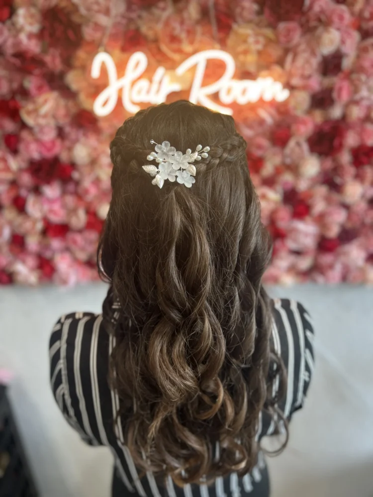 Frauen Hochsteckfrisur mit Zopf für besondere Anlässe beim Coiffure Piazza in Steinebrunn