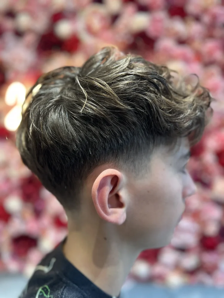 Männer Jugendlicher Fade Haarschnitt beim Coiffure Piazza in Steinebrunn