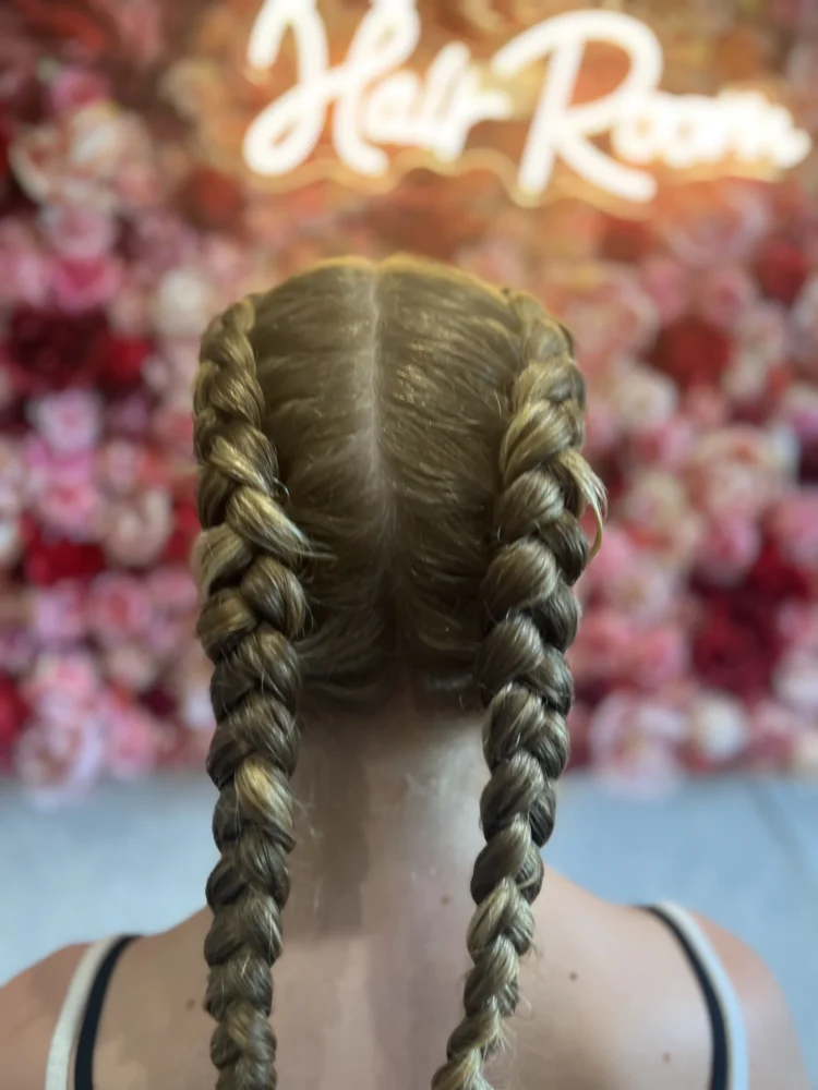 Mädchen Flechtfrisur für besondere Anlässe beim Coiffure Piazza in Steinebrunn