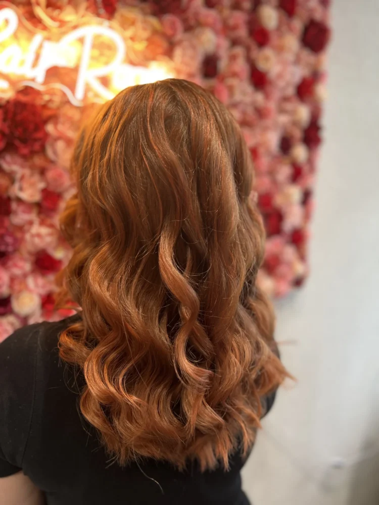 trendige Frauenfrisur mit Waves und Kupfer Tönung beim Coiffure Piazza in Steinebrunn