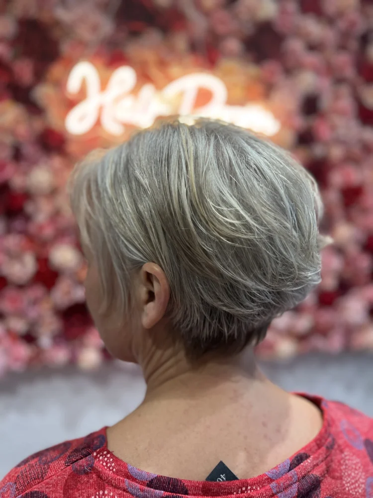 trendiger Kurzhaar Bob für Frauen beim Coiffure Piazza in Steinebrunn